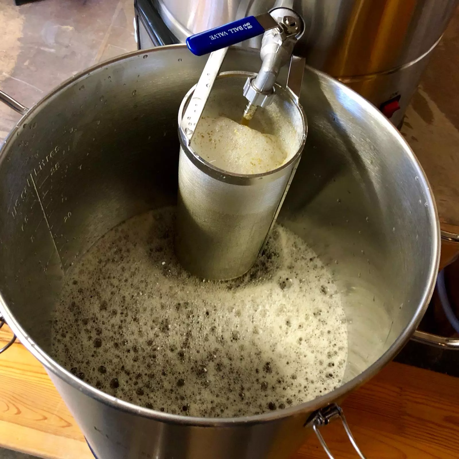Bierbrauen Einblick beim Abfüllen
